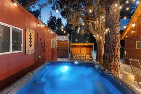 Cozy Modern Cabin with Lofted Bedroom in brilliant Big Bear