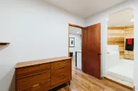 Cozy craftsman studio with luxury bathroom and everything you will need! Hotels near Laser Fun Zone