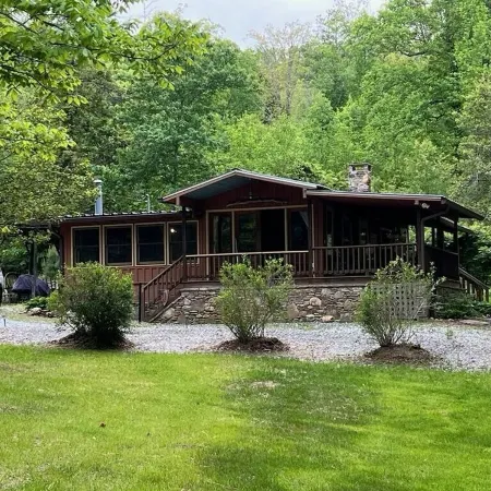 Cona LaPrade Cabin - located next to LaPrade's Marina on beautiful Lake Burton.