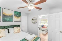 King bd / Charming 2 story cottage w/ Private Yard โรงแรมในออร์ลันโด