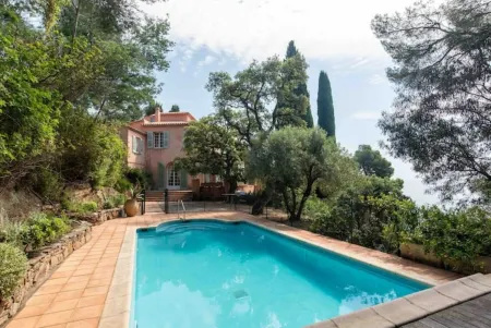 La Malpagne Villa 400m2 Pieds Dans L'eau Отели рядом с достопримечательностью «église Sainte-Thérèse-de-l'Enfant-Jésus du Rayol-Canadel-sur-Mer»