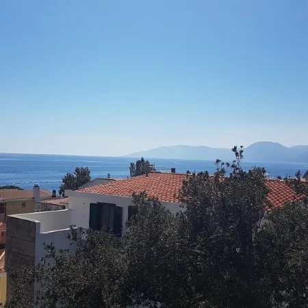 Attic with sea view just 30 meters from the beaches with parking space in the courtyard!