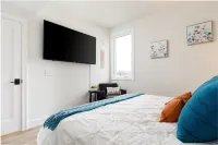 Modern condo with picturesque views- a block from the beach