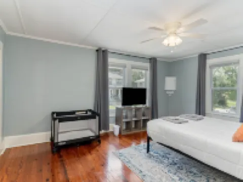 Updated historic 3b1.5b house minutes from old downtown w/ deck & work space Hotels in Lee County