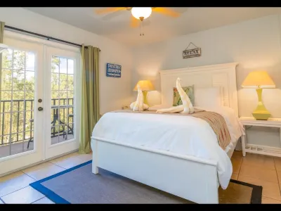 Beautiful Resort Condo with 2 Pools, Hot tub, Tiki Bar & Restaurant
