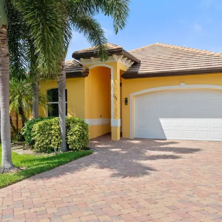 Sunshine & Good Times! Spacious Home w/ Pool & Spa