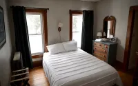 Hot Tub - 7 bedrooms - 5 minutes from Okemo Ski - enchanting 200 year old VT inn