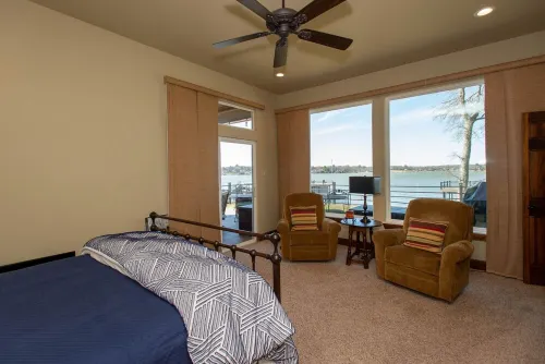 Beautifully Updated Family Getaway on Cedar Creek Lake