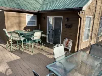 3BR 3BA Cabin, with hot tub, 3 Pools, Boat Ramp with Dock 1 mile away.