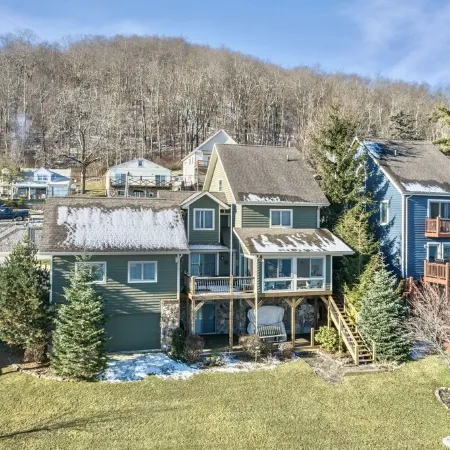 Best Location, lakefront, dockslip, family friendly, safe.