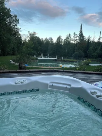 Chalet on Manistee River with amazing backyard pond. 5 minutes from Fife Lake.