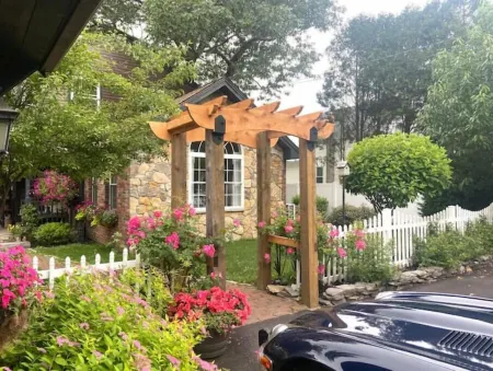 Enchanting, romantic and fun river getaway Отели рядом с достопримечательностью «Sky Zone Trampoline Park»