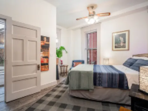 Updated Historical apartment close to a park and two blocks from the best dining Hotels in Dayton