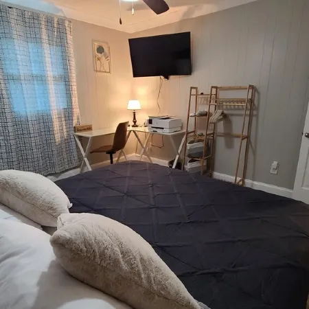 Private family, pet friendly with fenced yard near Limestone College and Outlets