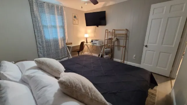 Private family, pet friendly with fenced yard near Limestone College and Outlets