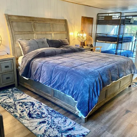 Riverfront Cabin on Hamilton Branch · Lake Almanor / Pet-Friendly Отели в г. Пламас Каунти