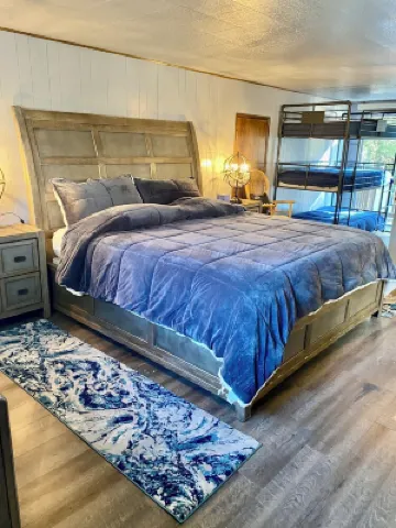 Riverfront Cabin on Hamilton Branch · Lake Almanor / Pet-Friendly