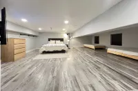 Modern Studio Duplex -15 min to Beach