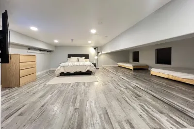 Modern Studio Duplex -15 min to Beach