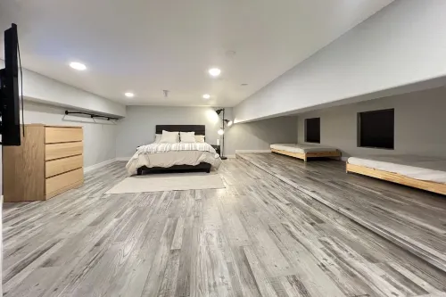 Modern Studio Duplex -15 min to Beach