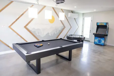 Charming Joshua Tree villa, Pool,Spa, Arcade-Game-Theatre Room, Mins to JT park!