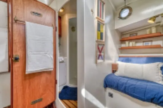 38' Yacht equipped with luxury and kayaks!