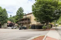 Sleeping Bear Condo - Downtown Helen, GA Hotels in 