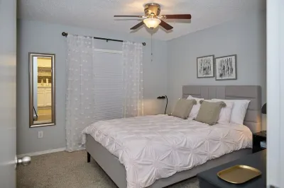 Urban, cozy living on Far North Dallas, Condo Pet-Friendly