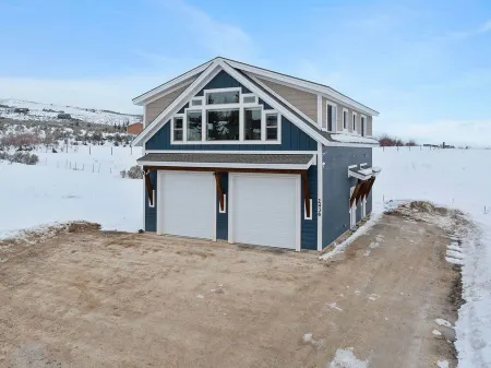 Bear Lake Cabin Sleeps 12! Game Room! Plenty of Parking for Cars and Toys!