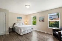 Adorable Chesapeake Bay Beach Cottage A Just 1 Block from the Sand! Hotels near Great Neck Plaza Shopping Center