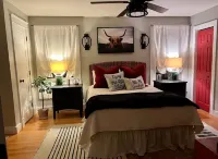 Cody's Downtown Den - DOWNTOWN - New listing & Pets Welcomed!