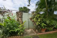 RENOVATED! Short Walk to Beach, Air con. Please inquire about shorter stays! Hotels in Pupukea