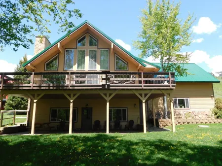 Henry's Lakefront Cabin - 20 miles from YNP - Sleeps 10 with 3 baths