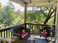 Cozy Yet Modern Cottage. Pet Friendly. 1.3 Miles to Town. Mountain Views. 하이랜즈 호텔