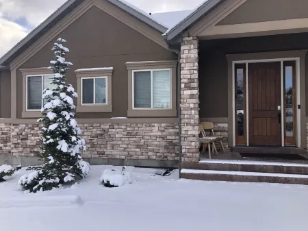 7 Bedrooms Lake/Mountain views, Hot Tub, Theater room. Great for all seasons