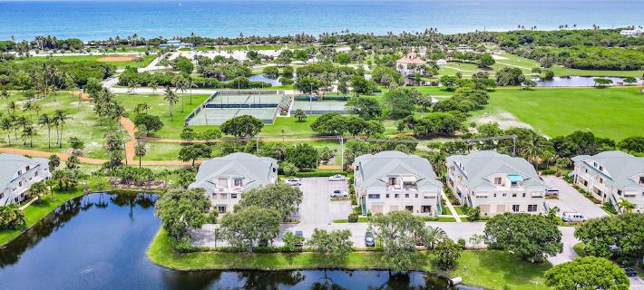 Walk to the beach, shopping, restaurants, and more!! ❤️💛💚 Hotels in Jupiter