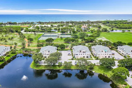 Walk to the beach, shopping, restaurants, and more!! ❤️💛💚