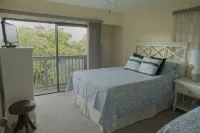 Steps to 2025 #1 Rated Beach in USA Spacious2+2Condo,Pool,GarageTranquil Setting - พร้อมระเบียง