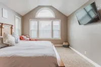 Ski Retreat Hot Tub, 1 Gbps, Foosball, Pool Table, & Pets Allowed