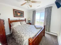 "SHELLSEEKER"  4 BED LAKEFRONT PRIVATE BEACH SLEEPS 14 plus - 4-Star