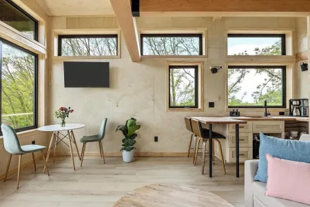 Treehouse on a large lavender farm + all amenities!