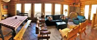 Red Rock Ranch Log Cabin: Large, Fully Furnished, 5 Bdr, sleeps 12, 3 levels