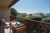 THE PRADET Appart 4 pers sea view beach 50m Hotels in Le Pradet