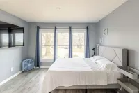 Fantastic Brickhouse sleep 12 plus, near MSU, Bass pro, Springfield downtown!