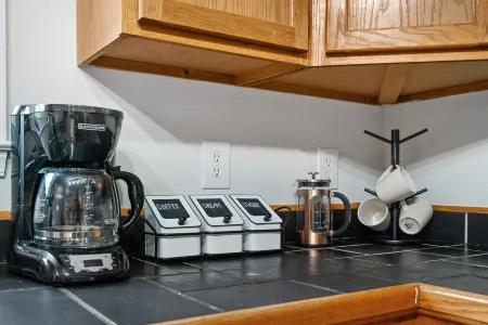 Spring Retreat! Hot tub,  Bar, Game room, Grill & 10 mins to Skyline Drive