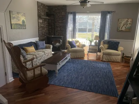 House minutes from wineries, Spire, Lake Erie, GOTL