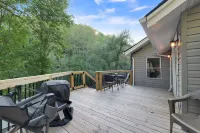 Creekfront mountain cabin on Tumbling Creek with 2 bed, 2 bath and dog friendly!