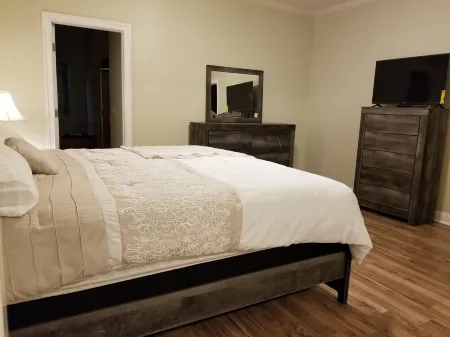 House at the Lakes, fishing  , nearby boat ramps, Parks and minutes from Beaches Отели в г. Глинн