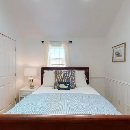 Charming Cottage, Close to Lower Main Street.