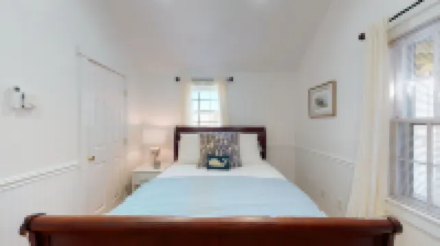 Save Now for Stroll and Winter! Charming Cottage, Close to Lower Main Street.